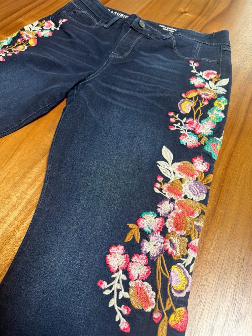 Laurie Felt Womens Floral Embroidered Bootcut Cropped Jeans size 32 - Picture 2 of 11